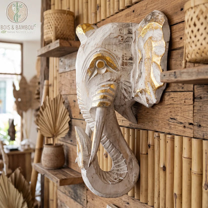 Tête d'éléphant en bois sculpté blanc et doré, suspendue au mur