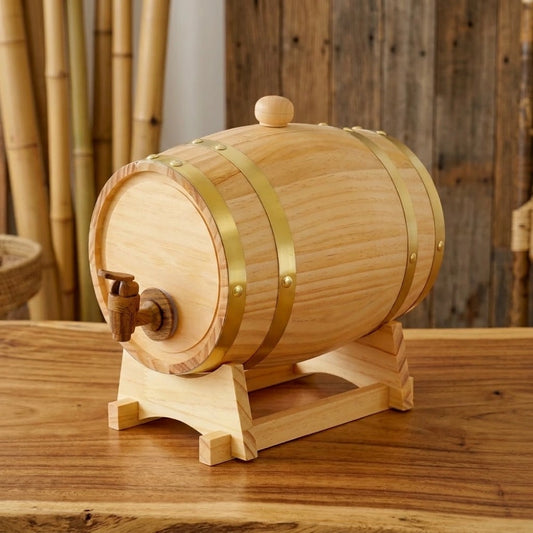 Tonneau en bois de pin avec robinet en bois et cerclage doré, posé sur son support