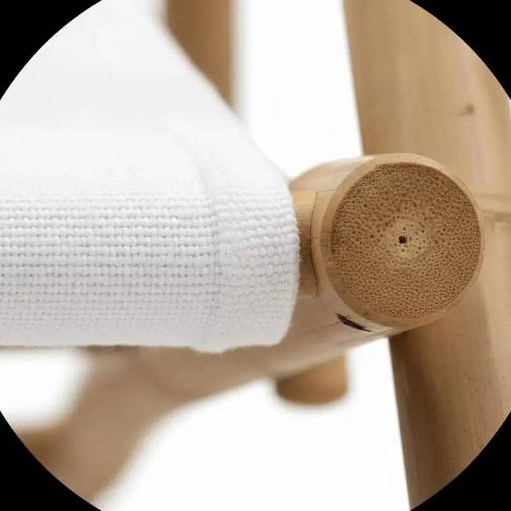 Détail du transat en bambou et toile, extrémité d'une tige de bambou naturel et toile tissée blanche