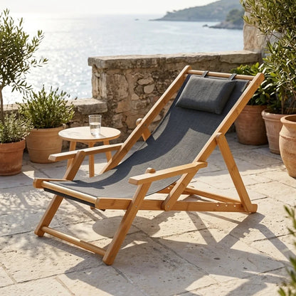 Transat en toile et bambou à accoudoirs, cadre naturel et toile anthracite, entouré de pots en terre cuite