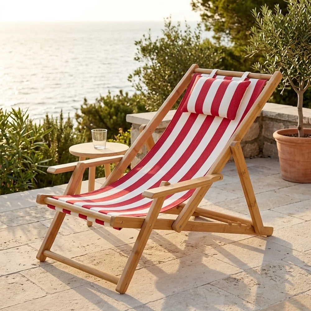Transat en toile et bambou à accoudoirs, cadre naturel et toile rayée rouge et blanc, avec coussin rayé assorti