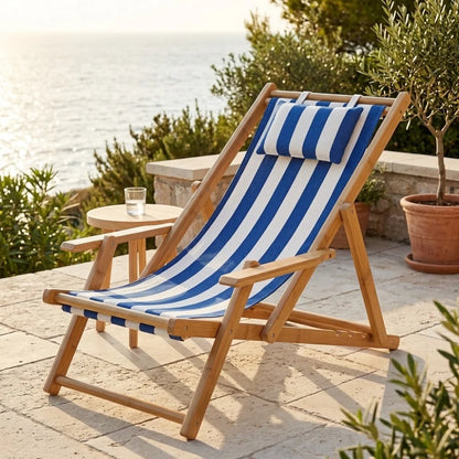 Transat en toile et bambou à accoudoirs, cadre naturel et toile rayée bleu et blanc, style bord de mer