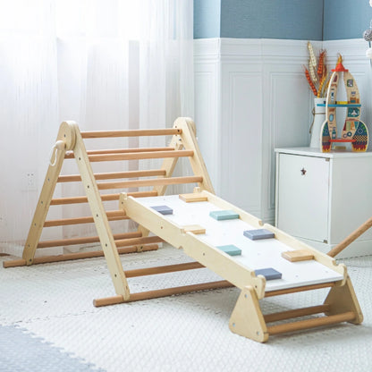Triangle d'escalade en bois avec mur d'escalade à prises colorées installé dans une chambre d'enfant