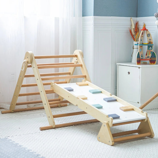 Triangle d'escalade en bois avec mur d'escalade à prises colorées installé dans une chambre d'enfant